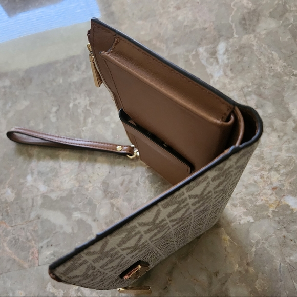 MICHAEL MICHAEL KORSAdele Logo Smartphone Wallet- vanilla/brown color - Picture 13 of 14